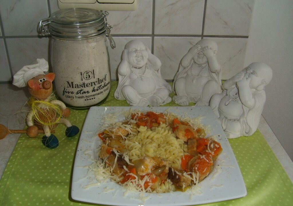 Pasta met kalkoenblokjes en fijne groenten