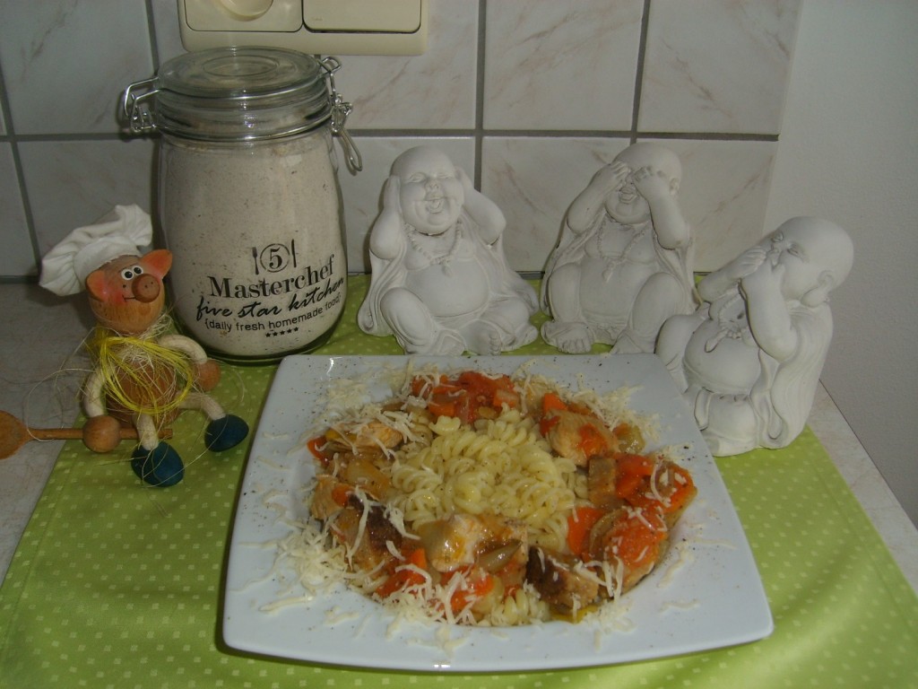 Pasta met kalkoenblokjes en fijne groenten