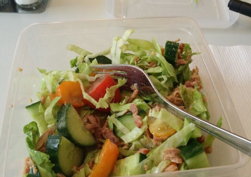 Salade met tonijn en uitgebakken spekjes
