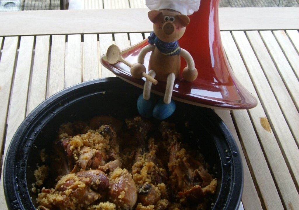 Tajine: kippen-onderbouten met een fruitige smaak met couscous