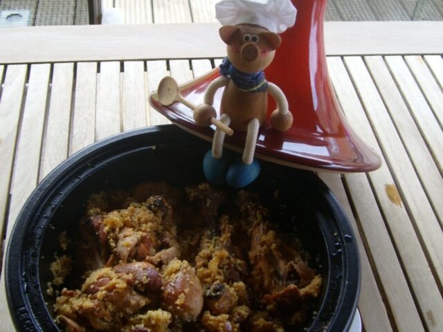 Tajine: kippen-onderbouten met een fruitige smaak met couscous