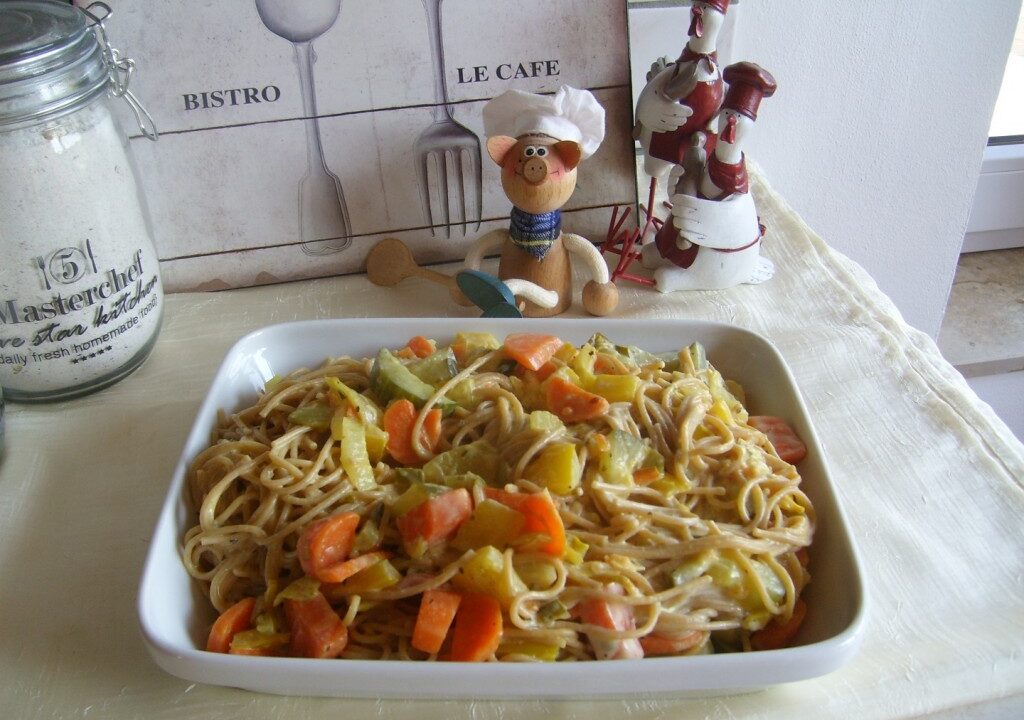 Vegetarische pasta in een kaassausje met eenvoudige groentjes