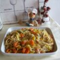 Vegetarische pasta in een kaassausje met eenvoudige groentjes