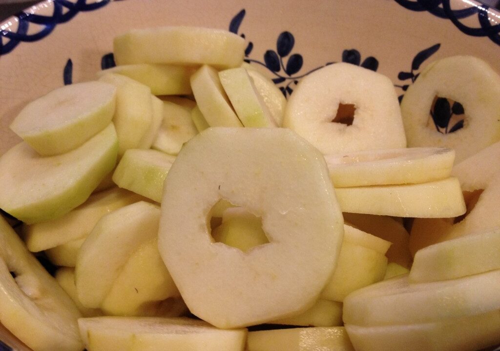 Torentje van peer met noten en karamelsaus