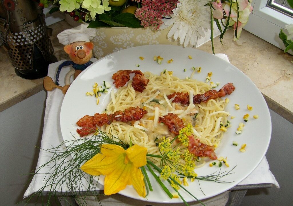 Pasta in een kaassausje met gele en groene courgette
