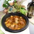 Tajine: kippen-onderbouten met een zoete smaak van verschillende ingrediënten