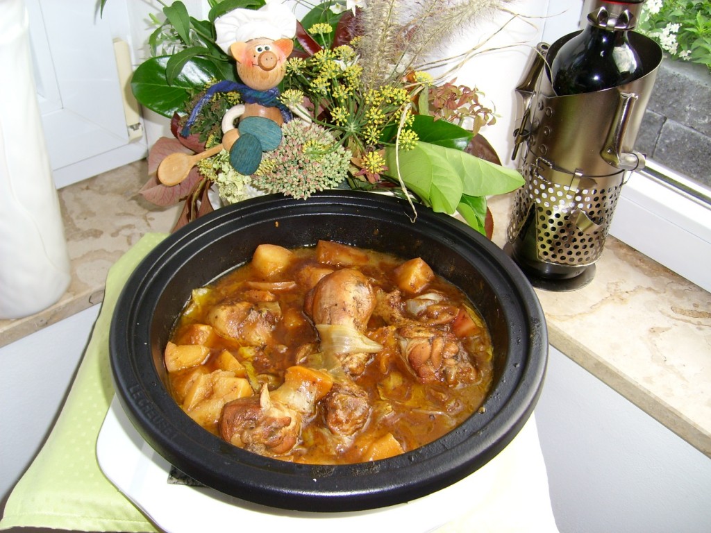 Tajine: kippen-onderbouten met een zoete smaak van verschillende ingrediënten