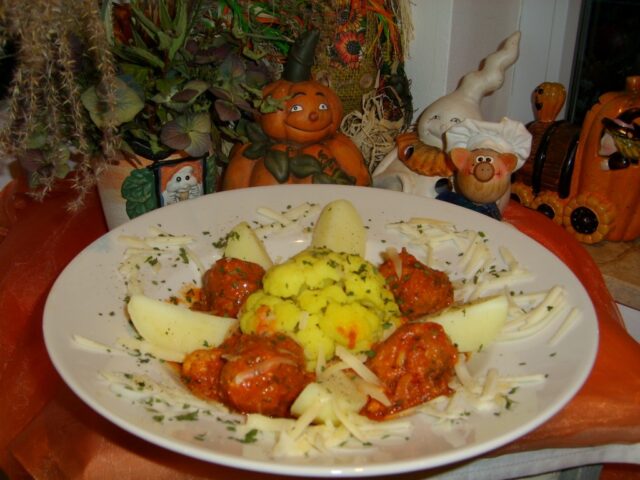 Dagschotel: bouletten met bloemkool in tomatensaus met natuuraardappelen