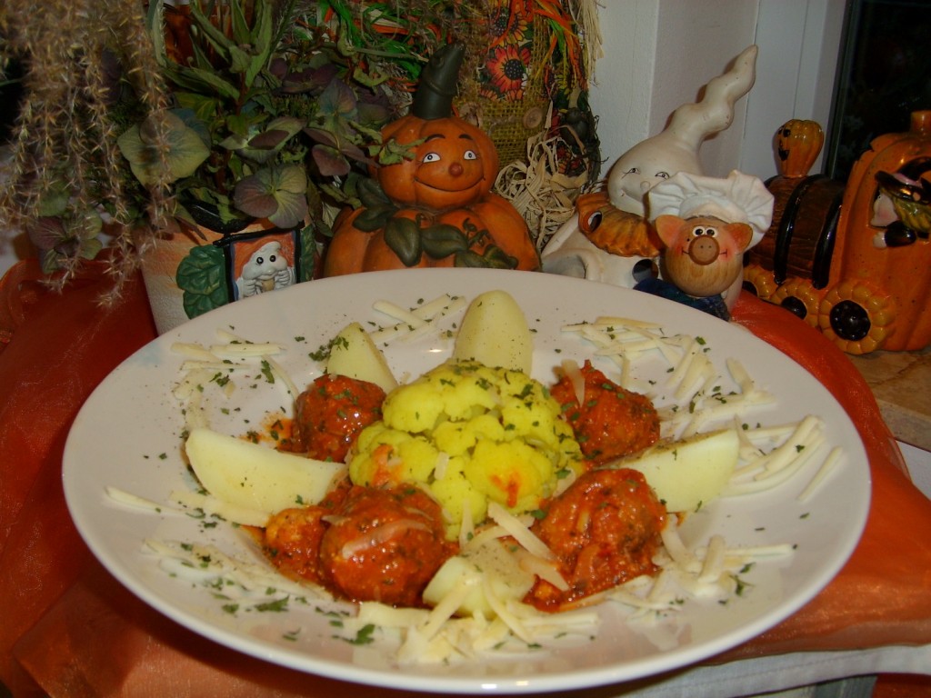 Dagschotel: bouletten met bloemkool in tomatensaus met natuuraardappelen