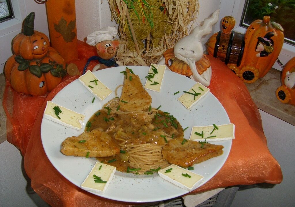Dagschotel: volkorenpasta met varkenssneetje in een sausje met groenten