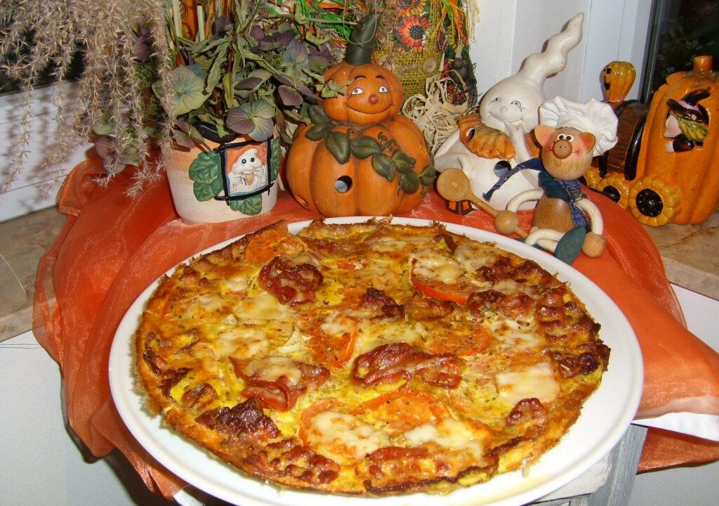 Omelet met krokant opgebakken ontbijtspek en tomaat