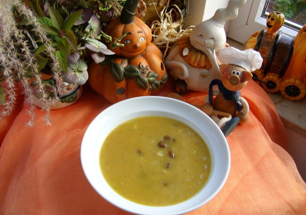 Sausje van curry met appel en rozijntjes