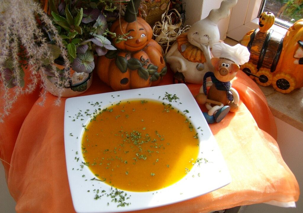 Soep Halloween met tomaat, pompoen en courgette