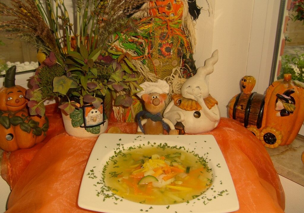 Soep: heldere bouillon met frisse herfstgroenten