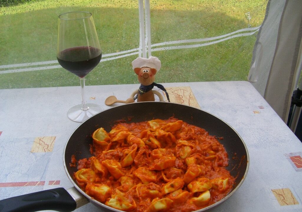 Vakantie tortellini gevuld met gevogelte in een tomatensausje