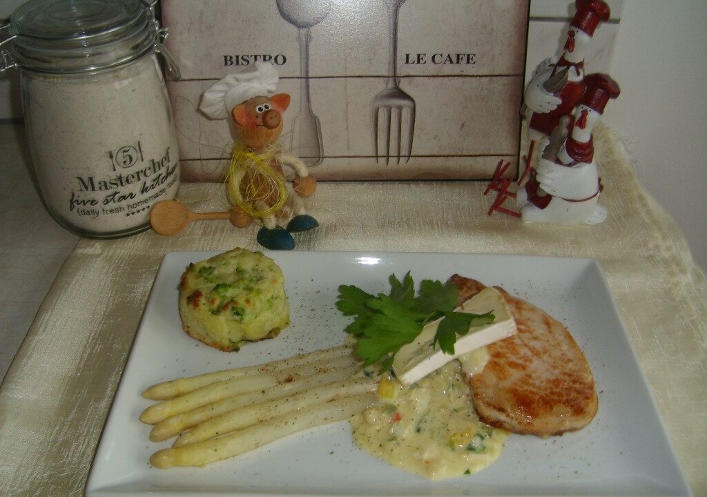 Asperges met cambozola saus, aardappel en kalkoenlapjes