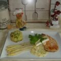 Asperges met cambozola saus, aardappel en kalkoenlapjes