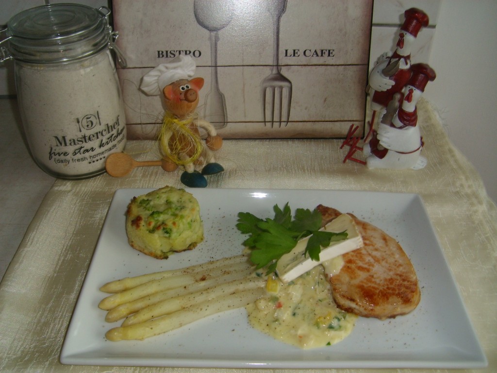 Asperges met cambozola saus, aardappel en kalkoenlapjes