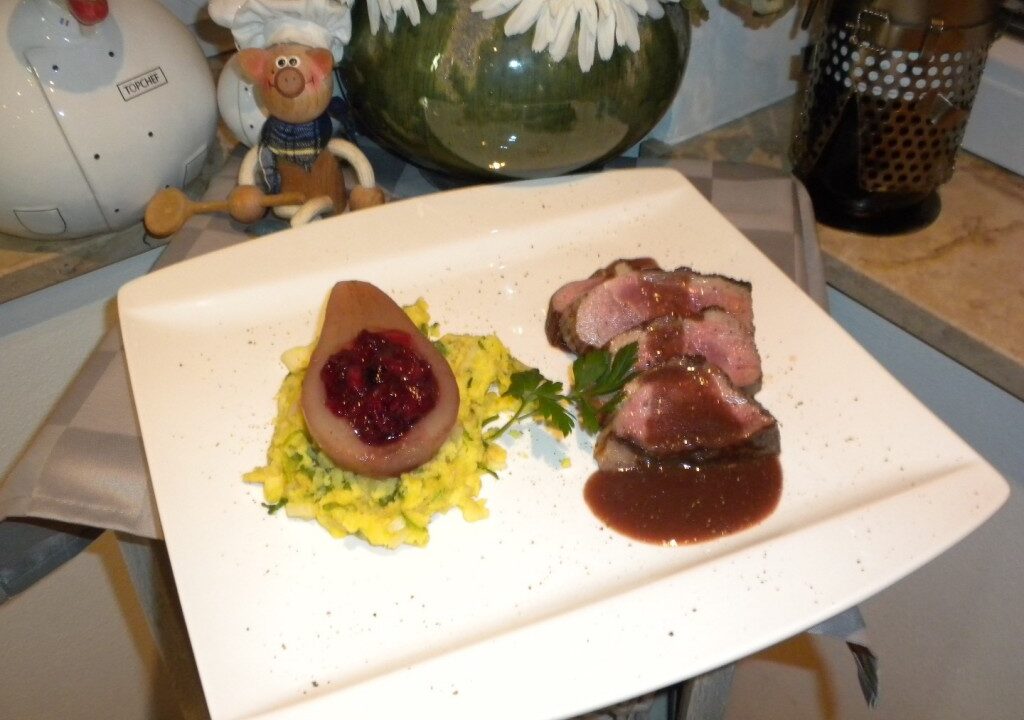 Dagschotel: eendenborstfilet in een porto-sausje met puree speciaal en gevulde peer