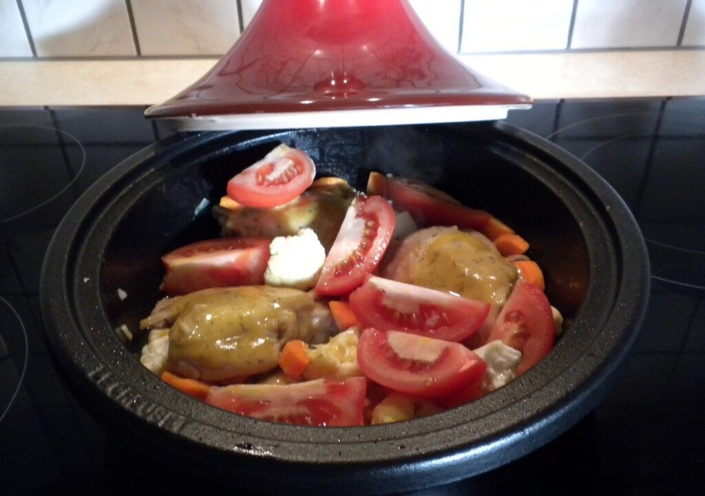 Tajine: kippenonderbouten goed gekruid vergezeld van groenten