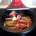 Tajine: kippenonderbouten goed gekruid vergezeld van groenten