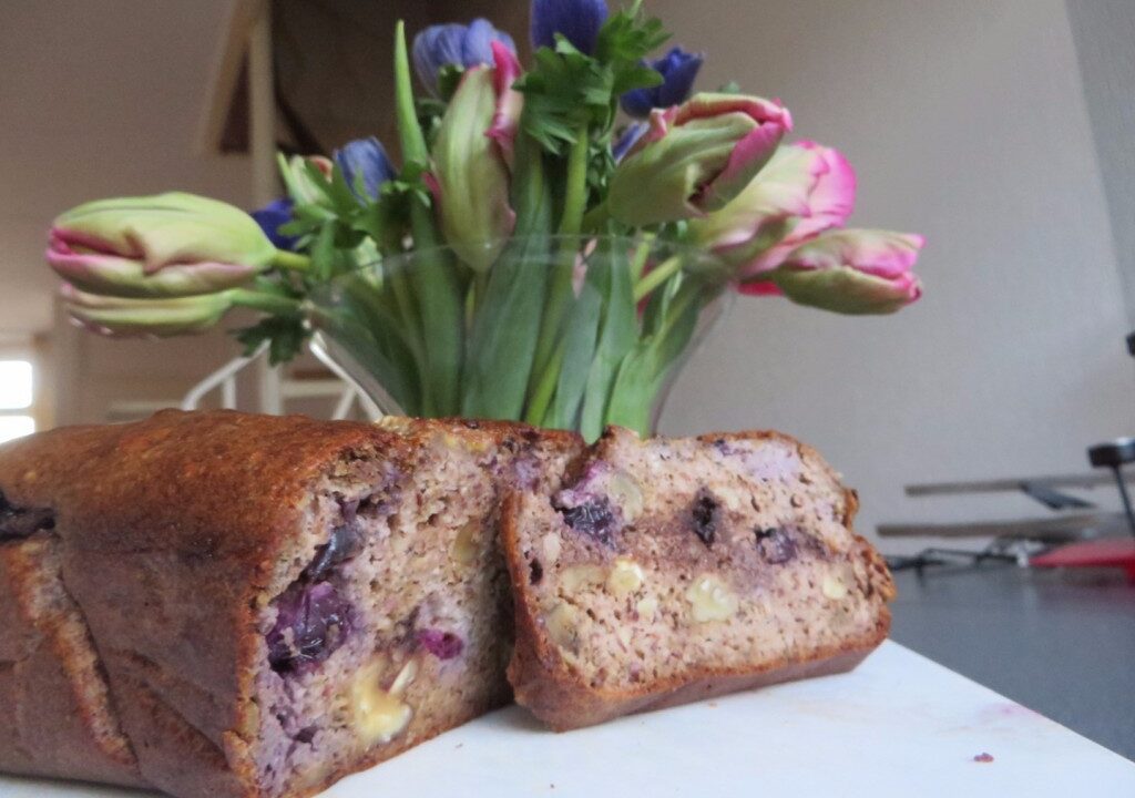 Bananen-notencake met blauwe bessen