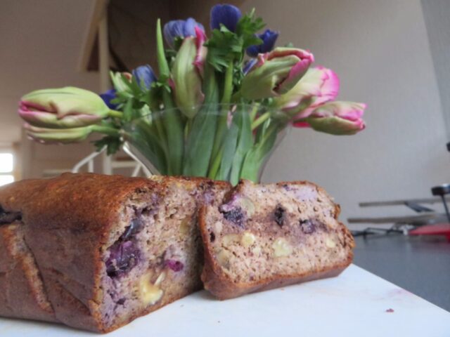 Bananen-notencake met blauwe bessen