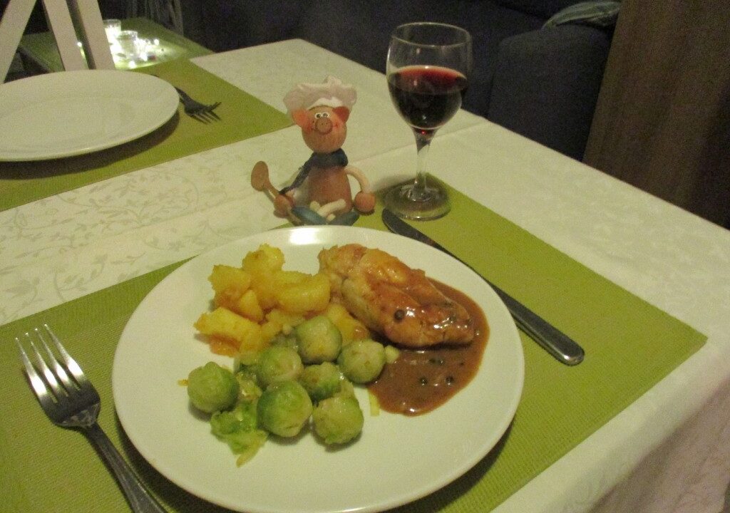 Vakantie: kippenfilet een pepersausje met opgebakken patatjes en spruitjes