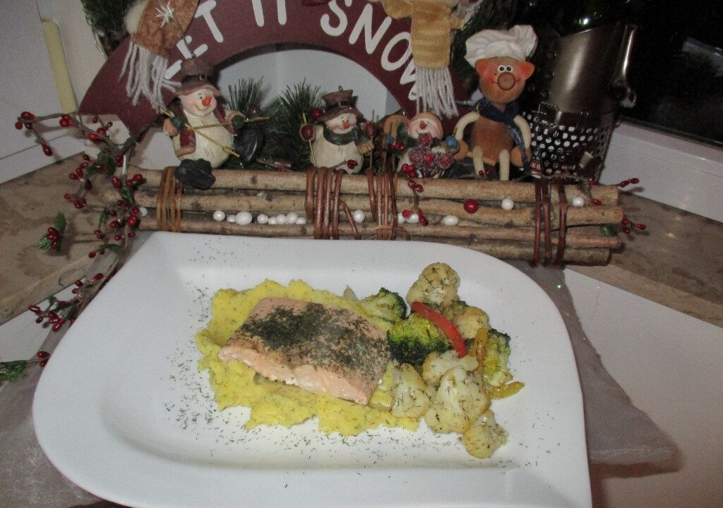 Dagschotel: zalm op een bedje van puree met groenten