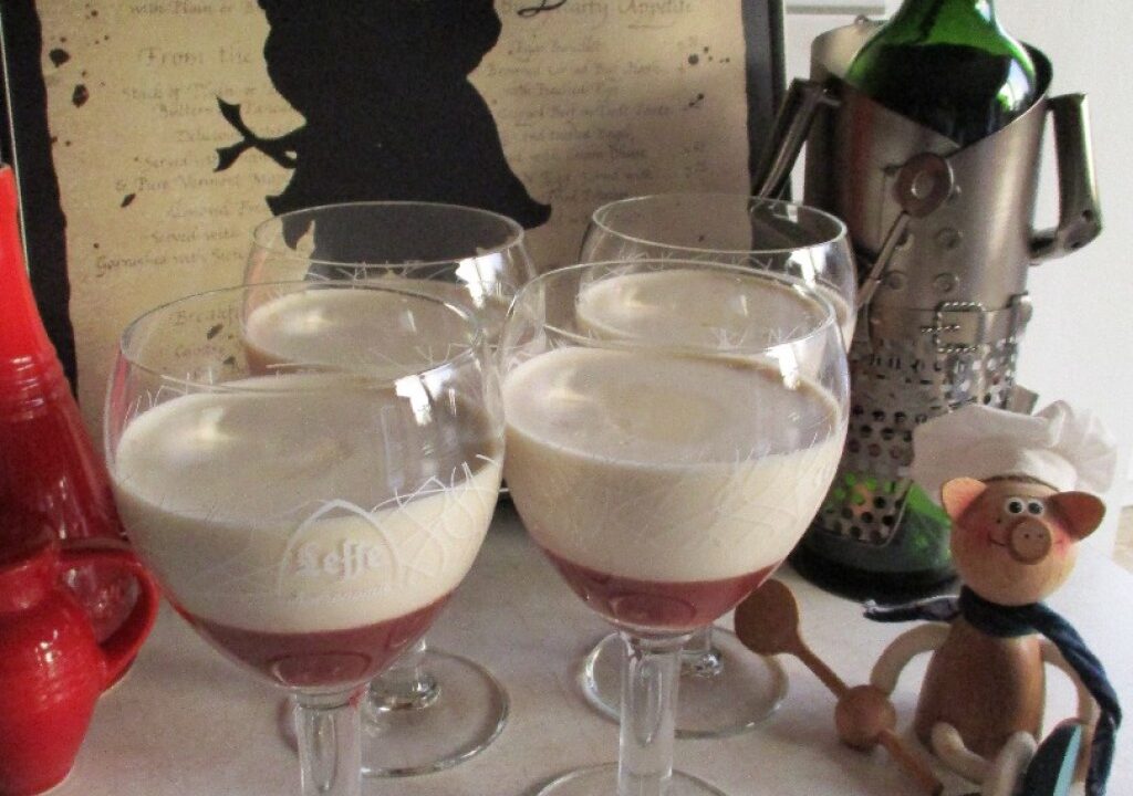 Dessert: panna cotta met een coulis van aardbeien en sherry