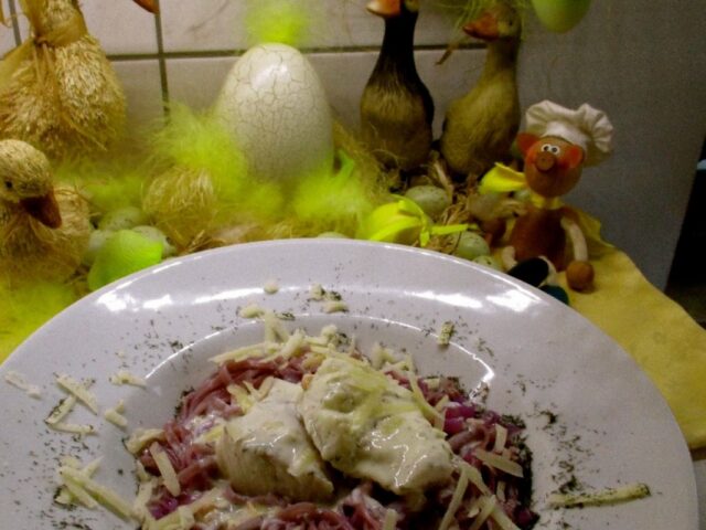 Pasta: lintpasta met rode spitskool, kabeljauw in een kaassausje
