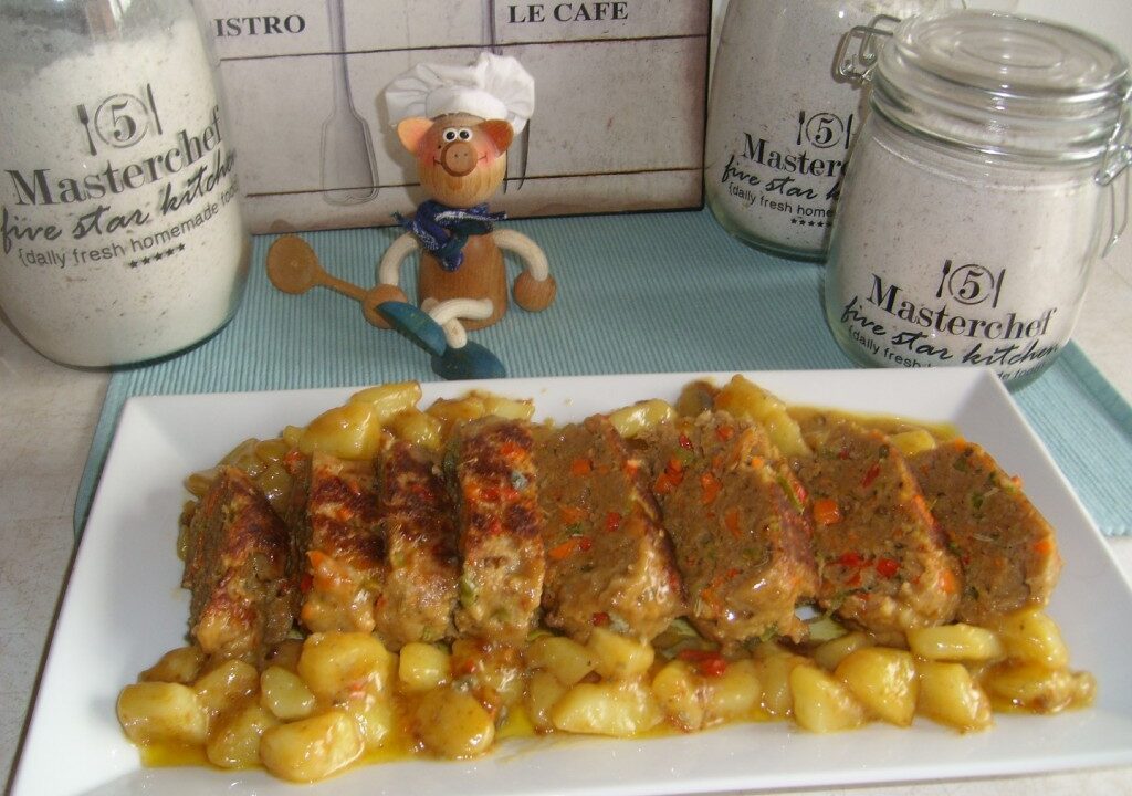 Vleesbroodje met groenten en aardappelen in een sausje