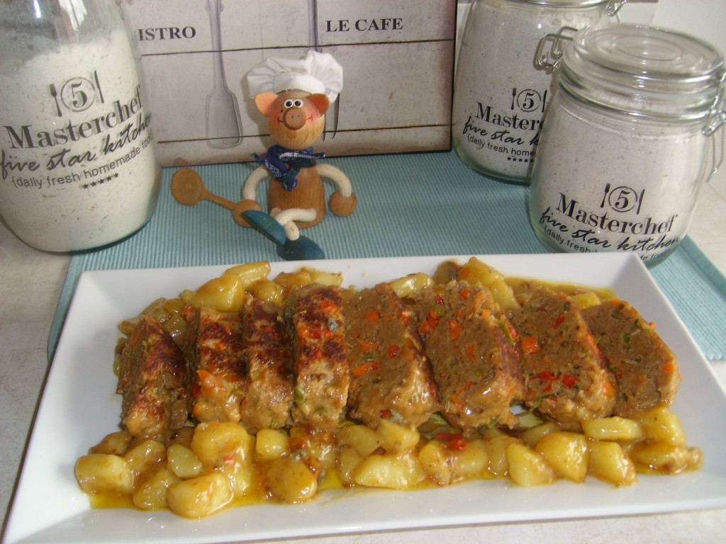Vleesbroodje met groenten en aardappelen in een sausje