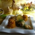 Zeetongrolletjes met scampi’s op een bedje van rucola met een verrassing van puree