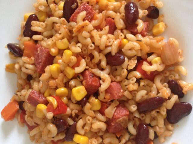 Macaroni met salami, paprika, wortel en kidneybonen