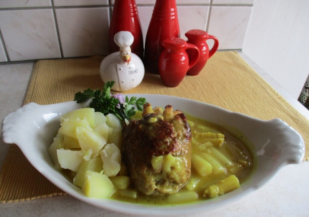 Dagschotel: gevuld gehaktbroodje met asperges vergezeld van natuuraardappelen, asperges in een curry-botersausje