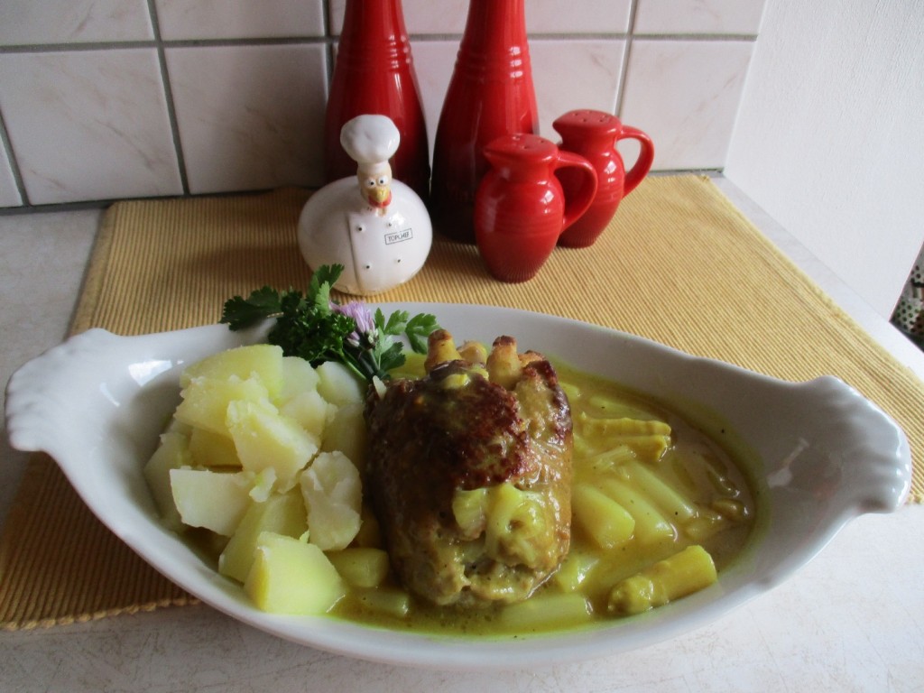 Dagschotel: gevuld gehaktbroodje met asperges vergezeld van natuuraardappelen, asperges in een curry-botersausje