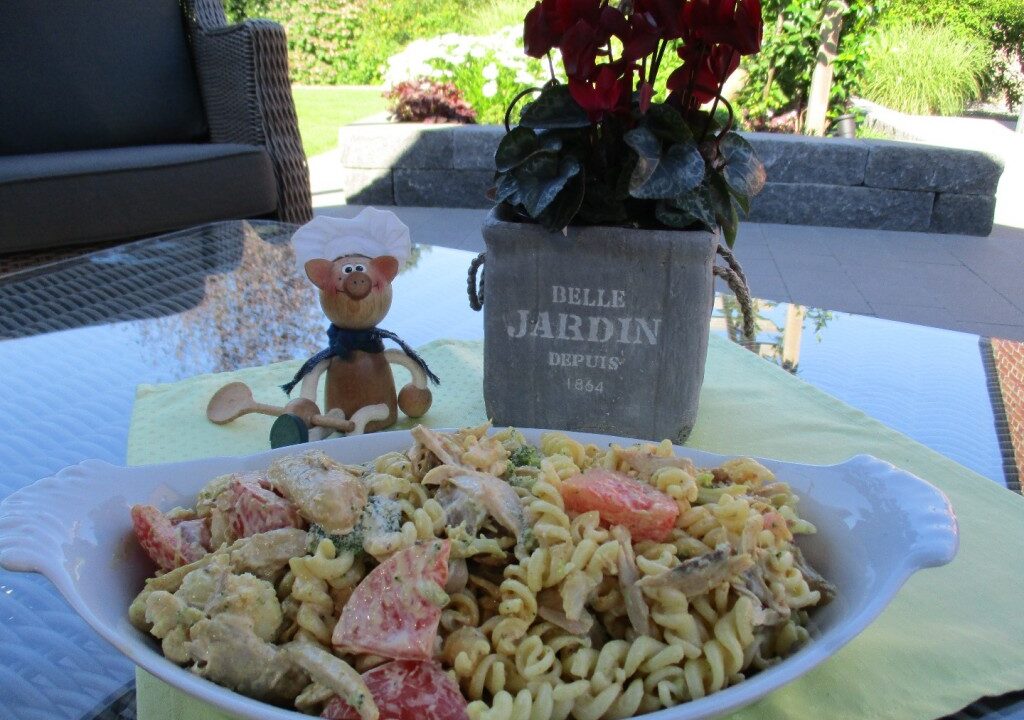 Salade van pasta met kip en zomerse groenten
