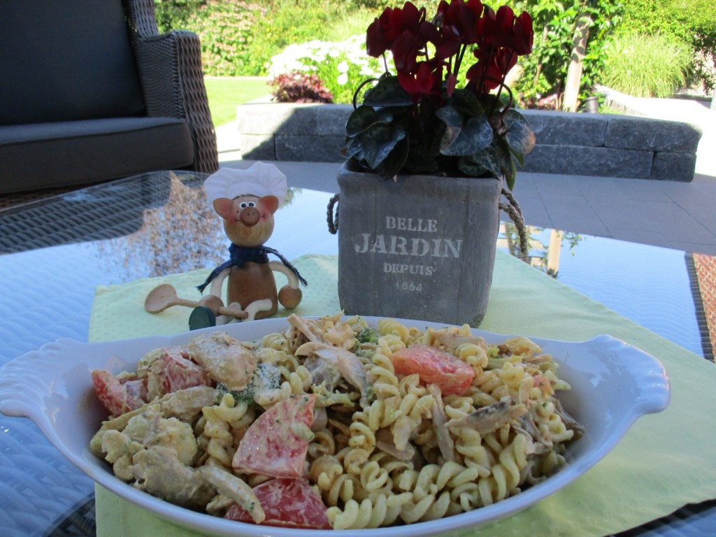 Salade van pasta met kip en zomerse groenten