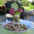 Salade van zalmfilet met verse groenten en kruiden