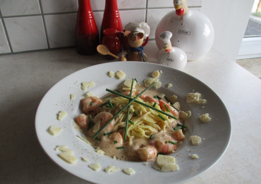 Dagschotel: pasta in een romig zalmsausje vergezeld van scampi’s