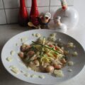 Dagschotel: pasta in een romig zalmsausje vergezeld van scampi’s