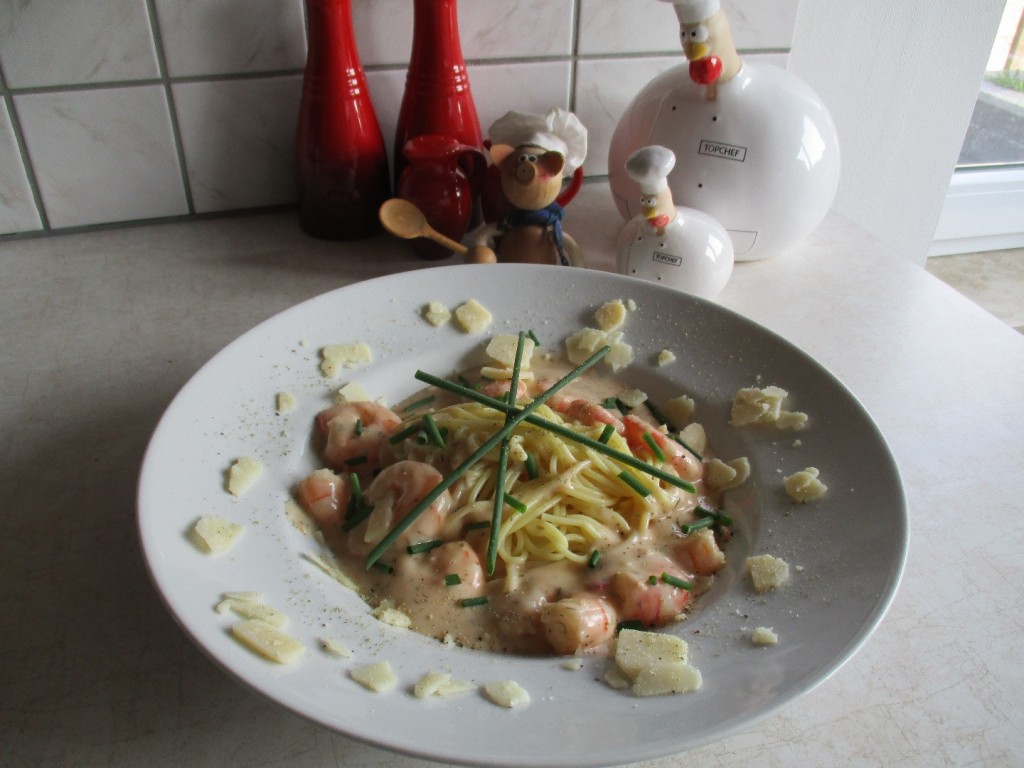 Dagschotel: pasta in een romig zalmsausje vergezeld van scampi’s