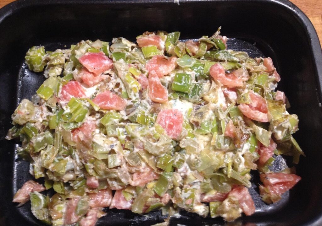Vis met prei, bleekselderij en tomaat uit de oven