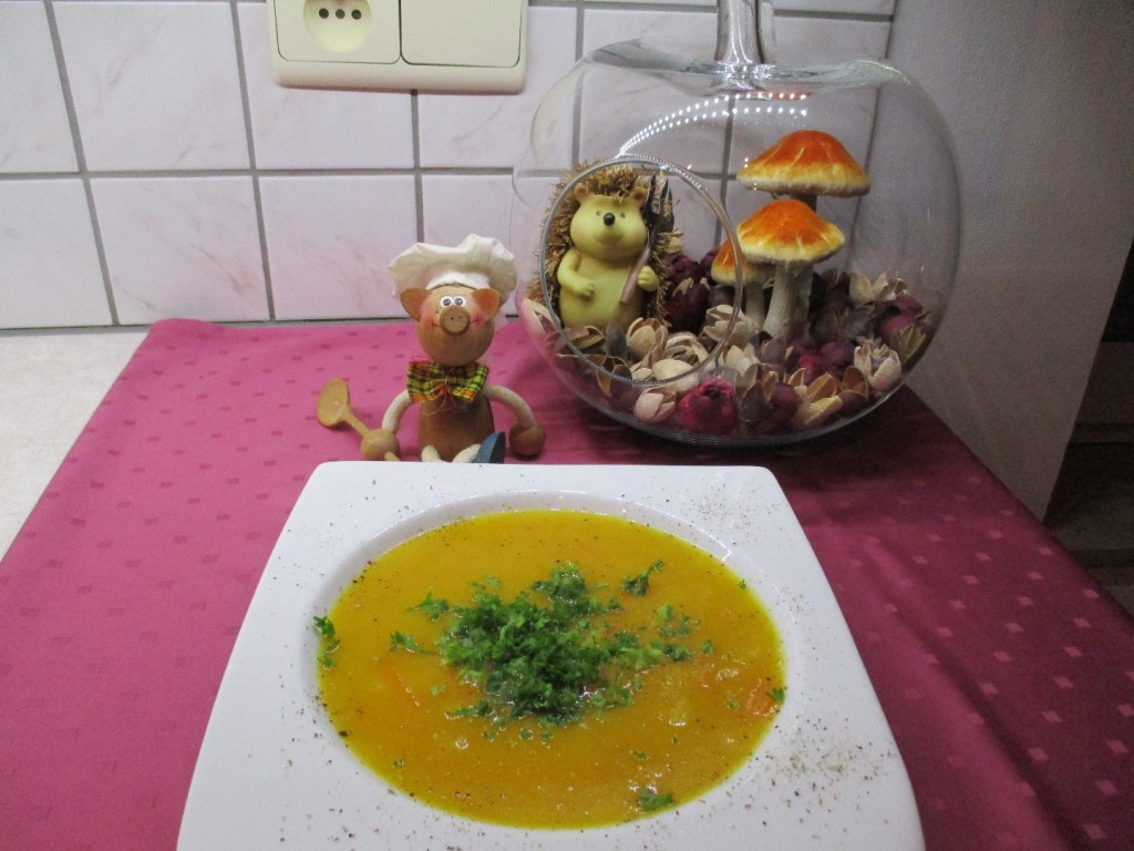 Soep: getrokken bouillon van kippennekjes met eenvoudige ingrediënten