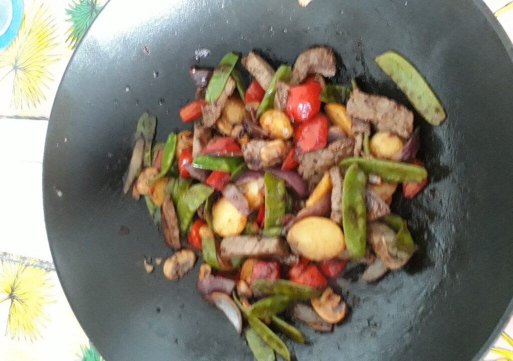 Roerbak met biefstukreepjes en pepersaus