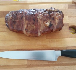 Gehaktbrood gevuld met kruidenmonchou