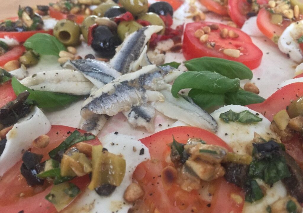 Carpaccio van tomaat, mozzarella en ansjovis