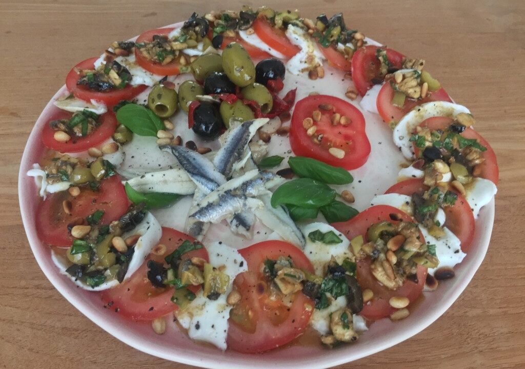Carpaccio van tomaat, mozzarella en ansjovis
