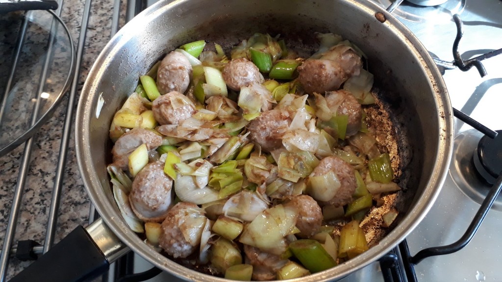 Preischotel met saucijzen